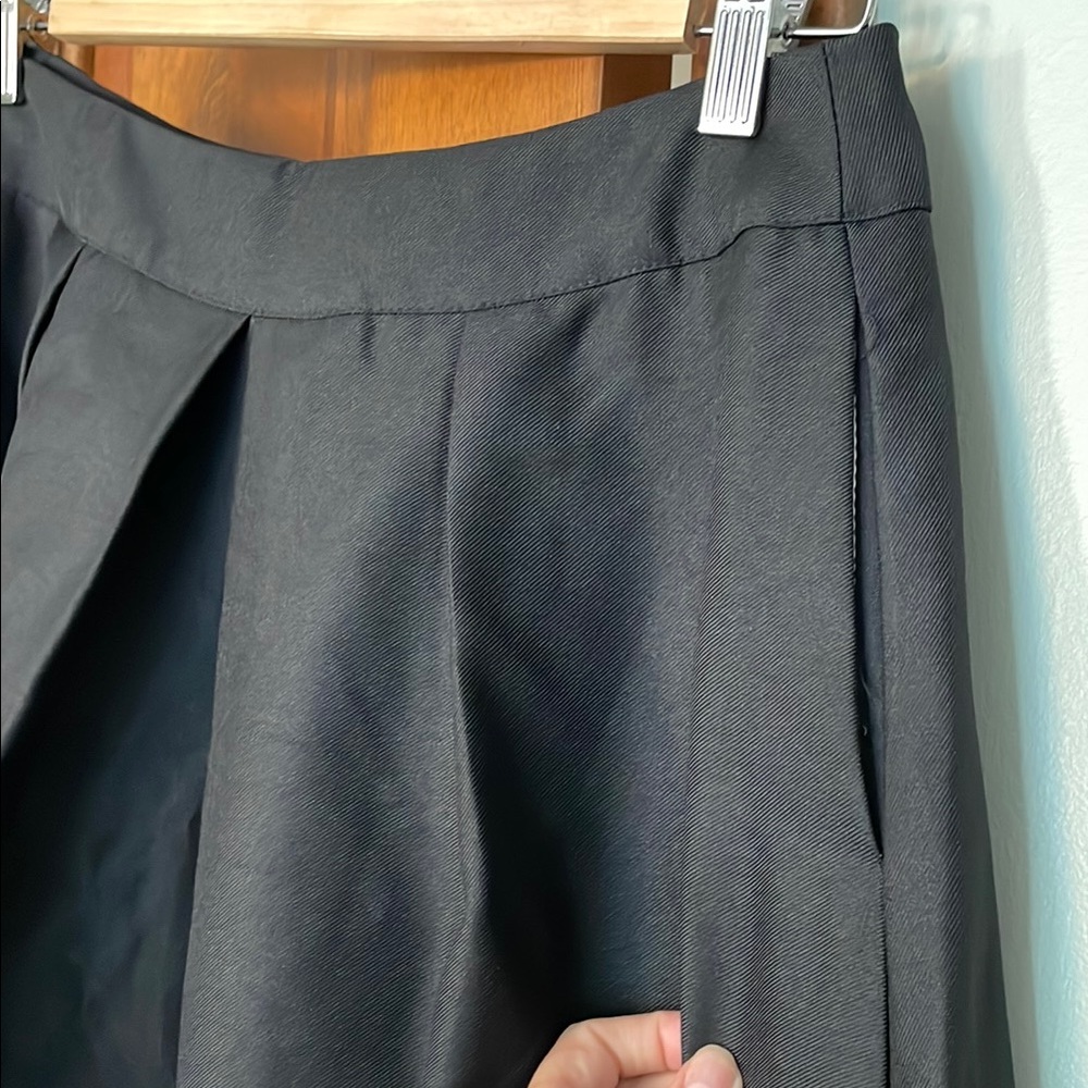 Elegant Black Midi A-Line Skirt with Pleats - Picture 2 of 4
